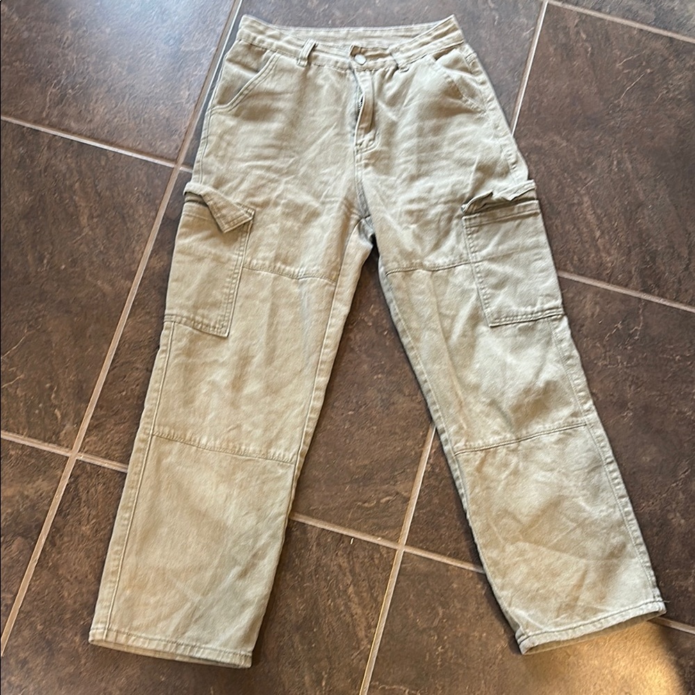SHEIN Wide Leg Cargo Pants in Olive. Size small petite. EUC.